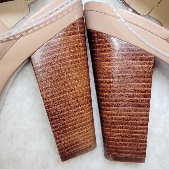 Michael Kors tan heels NEW - Picture 3 of 7